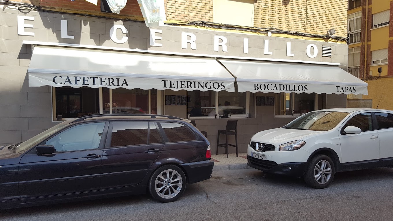 Fachada frontal de El Cerrillo con el nombre del negocio y los toldos