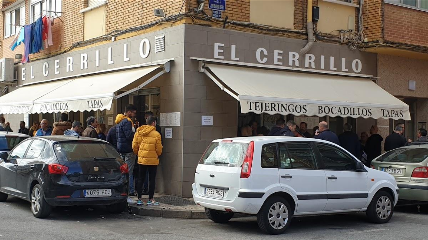Fachada de El Cerrillo en Málaga, con sus toldos y el nombre del local