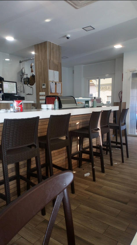 Interior de El Cerrillo, con la barra y sus taburetes